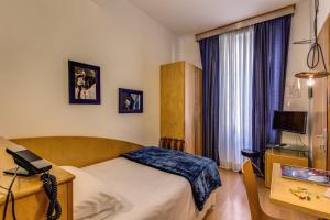 a hotel room with a bed and a desk at Hotel Franklin Feel The Sound in Rome