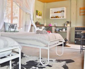 um quarto com uma cama branca num quarto em Ouhave Country Home em Imkerhof