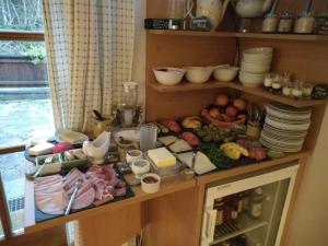 um balcão de cozinha com muita comida em Haus Bergliebe em Filzmoos
