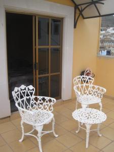 un par de sillas sentadas en un patio en Hotel Casa Cortes, en Zacatecas