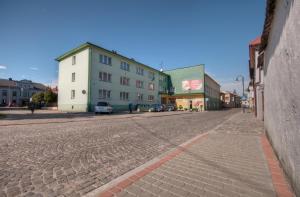 brukowana ulica w mieście z budynkami w obiekcie Karet Obiekt Hotelowy w mieście Skoczów