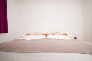 Łóżko lub łóżka w pokoju w obiekcie Apartmenthaus Lieselotte