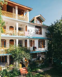 un edificio de apartamentos con ropa colgada en el balcón en Orchards House - The Hidden Tribe en Manāli