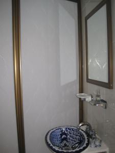 A bathroom at Hotel Casa Cortes