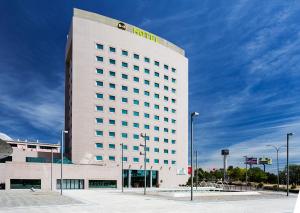 een hotelgebouw met een hotelbord erop bij B&B HOTEL Madrid Aeropuerto T4 in San Sebastián de los Reyes