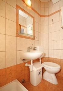 Ένα μπάνιο στο Villa Elvira +35 φωτογραφίες