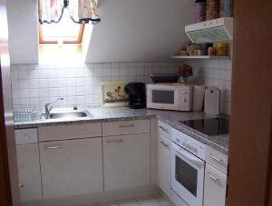 O bucătărie sau chicinetă la Ferienwohnungen Haus Seeblick