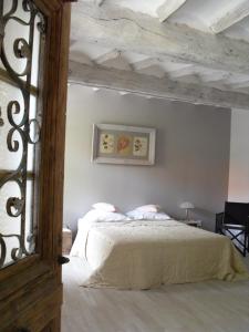 1 dormitorio con cama blanca y techo blanco en B&B - La Cense du Pont, en Bachy