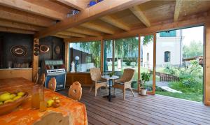 une cuisine avec une table et des chaises sur une terrasse en bois dans l'établissement Obstbauernhof Fohlenhof, à Lasa