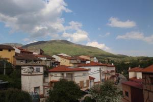 A general mountain view or a mountain view taken from Az apartmant