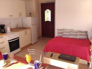 Kuchyň nebo kuchyňský kout v ubytování Mikros Gialos Apartments