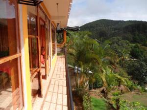 un balcón de una casa con vistas a la montaña en Tea Garden Holiday Inn, en Ella