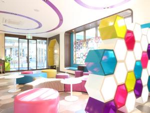 wykonanie holu z kolorowymi meblami w obiekcie Hotel Wing International Select Higashi Osaka w Osace