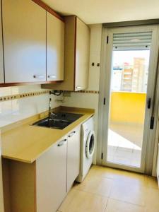 A kitchen or kitchenette at Apartamentos Deluxe Pompeya 5