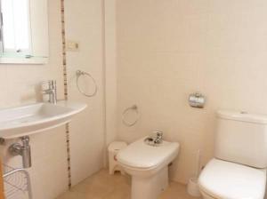 A bathroom at Apartamentos Deluxe Pompeya 5