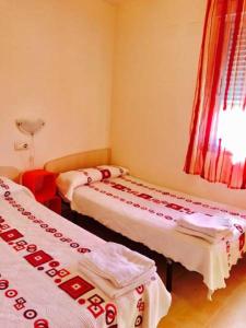 A bed or beds in a room at Apartamentos Deluxe Pompeya 5