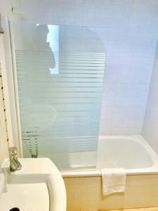 A bathroom at Apartamentos Deluxe Pompeya 5