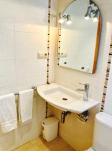 A bathroom at Apartamentos Deluxe Pompeya 5