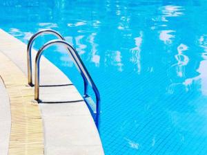 The swimming pool at or close to Apartamentos Deluxe Pompeya 5