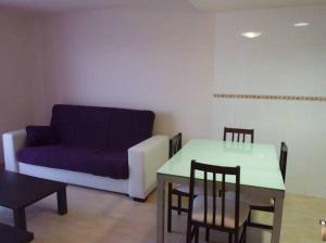 A seating area at Apartamentos Deluxe Pompeya 5