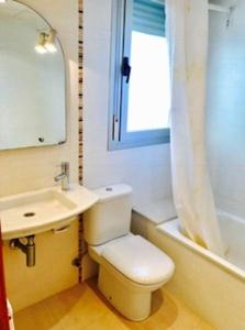 A bathroom at Apartamentos Deluxe Pompeya 5
