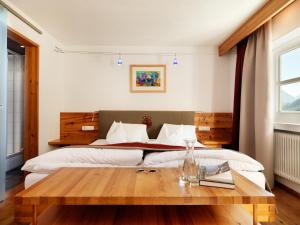 Postel nebo postele na pokoji v ubytování Hotel Goldener Adler - im Sommer Silvretta Card Premium inkludiert