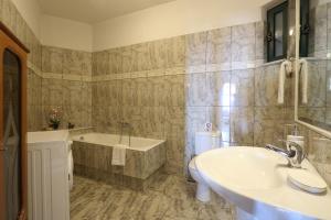 A bathroom at Golden Key Villas