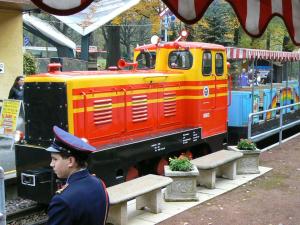 un hombre de uniforme parado junto a un motor de tren en Zimmervermietung-Heide-Fiege en Hartmannsdorf