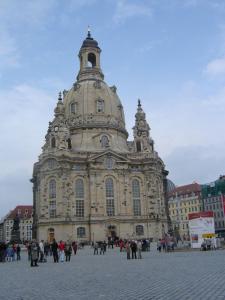 a large building with people standing in front of it at Zimmervermietung-Heide-Fiege in Hartmannsdorf