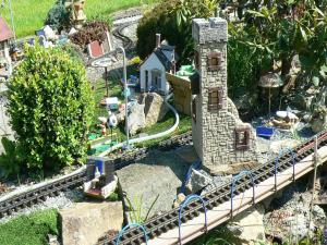 un modelo de estación de tren con torre en Zimmervermietung-Heide-Fiege, en Hartmannsdorf