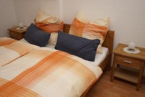 ein Schlafzimmer mit 2 Betten mit Kissen darauf in der Unterkunft Ferienwohnung Jungbauernhof in Alpirsbach