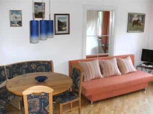 salon z kanapą i stołem w obiekcie Oberharreithhof w mieście Sankt Martin am Tennengebirge