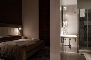 A bed or beds in a room at New Gallery