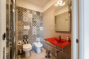 A bathroom at New Gallery
