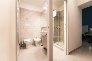 A bathroom at New Gallery