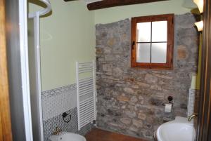 Koupelna v ubytování Casa Pirinea Ordesa + 37 fotografií