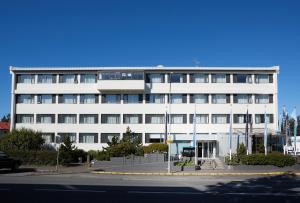 un grande edificio bianco con molte finestre di Fosshotel Lind a Reykjavik