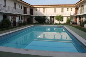 托罗埃利亚-德蒙特格里apartamento el Cortijo Estartit的建筑物前的一个大型蓝色游泳池