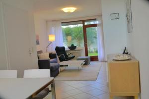 ein Wohnzimmer mit einem Sofa und einem Tisch in der Unterkunft Ferienwohnung Bärbel in Westerland
