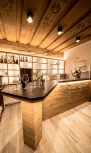 duży bar z ladą w pokoju w obiekcie Hotel Garni Wolfgang w Saalbach Hinterglemm
