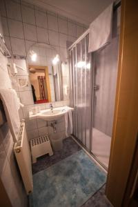W łazience znajduje się prysznic, umywalka i toaleta. w obiekcie Hotel Garni Wolfgang w Saalbach Hinterglemm +37 zdjęć