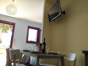 TV a/nebo společenská místnost v ubytování Mikros Gialos Apartments