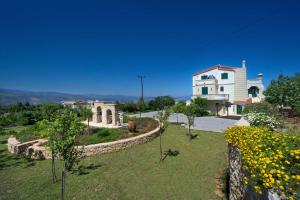 una casa con jardín frente a un edificio en Golden Key Villas, en La Canea