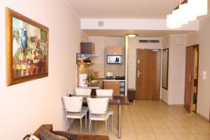 Kuchyňa alebo kuchynka v ubytovaní Apartamenty Olympic Park