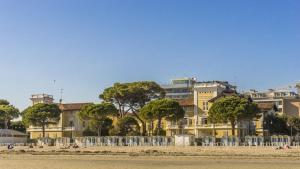 グラードにあるResidence Villa Spiaggiaの海岸の建物