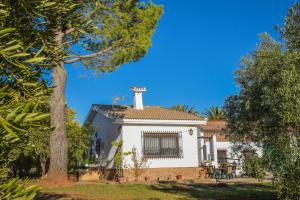 einen Blick auf ein weißes Haus mit einem Baum in der Unterkunft Recreo San Andrés in Ronda