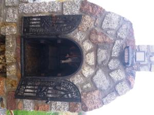 ビャウォグラにあるApartamentypomorzeの中間の窓付き石壁
