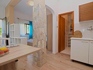 eine Küche mit einer Steinsäule in der Mitte eines Raumes in der Unterkunft Apartment Igor 1364 in Pula