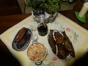 una mesa con dos platos de comida y una botella en Apartamentypomorze, en Białogóra