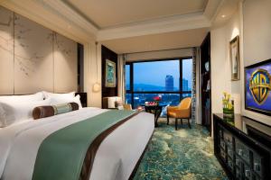 um quarto de hotel com uma cama e uma grande janela em The Pury Hotel em Yiwu